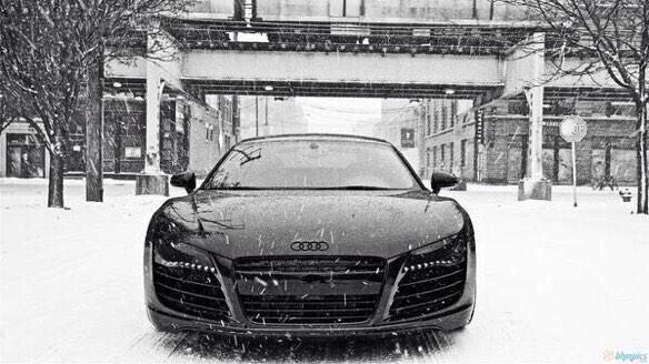 BlackOnBIack's tweet photo. Audi R8 http://t.co/KAR2l5GvJb