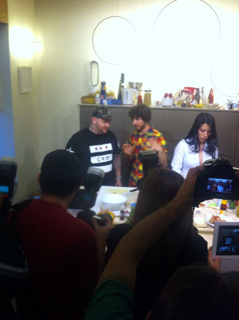 andreoni82's tweet photo. Jake la Furia é appena arrivato per cucinare con i #brothersgreeneats #mtv ✌️✌️ http://t.co/ZrFZjCypTV