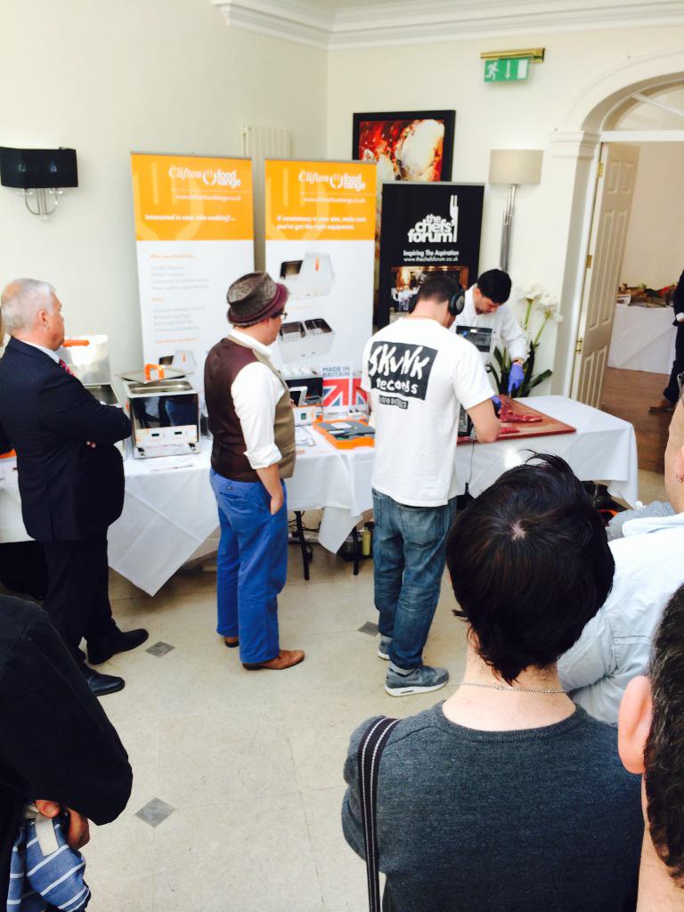 catmfarinha's tweet photo. @madeinbristoltv filming @walterrose1847 #3cuts #beefbutchery #demo #Featherblade #Bavette #Onglet #newskills http://t.co/wuwEcn4JWy