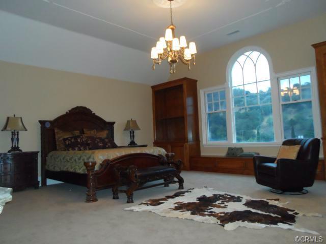 BadListingPhoto's tweet photo. Anyone know what animal that is? I need a good caption. #badlistingphotos #realestate #photo #fail http://t.co/4dOnqCGtaC