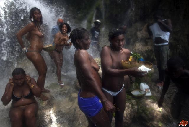 Nigerian Women Bathing Naked.