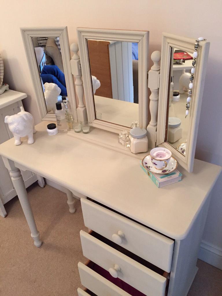 shabbychiccasey's tweet photo. #UpcycledHour #vintage #shabbychic #BuyOnlineHour stunning #dressing #table http://t.co/7Omb4enuKS