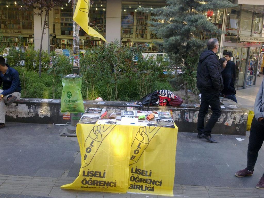 lobankara's tweet photo. Bugün Kızılay Konur sokakta stant açılarak 1 Mayısta LÖB saflarıma çağrısı yapıldı. http://t.co/o3VksfQpcn