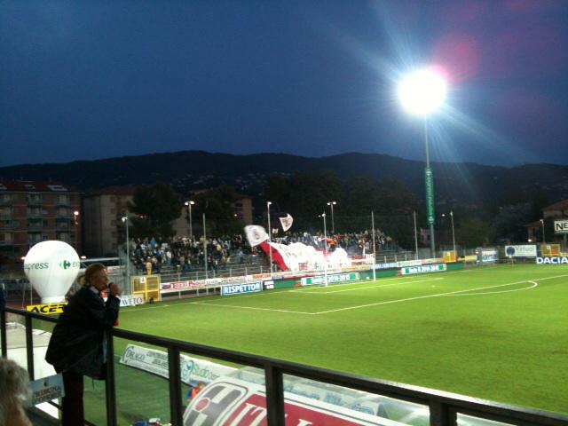 FilippoSimonett's tweet photo. La coreografia dei tifosi vercellesi: GRAZIE RAGAZZI!!! http://t.co/N76N2S6zqh