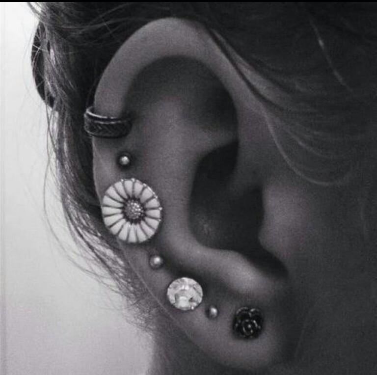 Прокол мочек ушей пистолетом. Пирсинг уха пистолетом. Прокол мочек ушей детям. Прокололи уши высоко. Прокол уха нижний новгород.