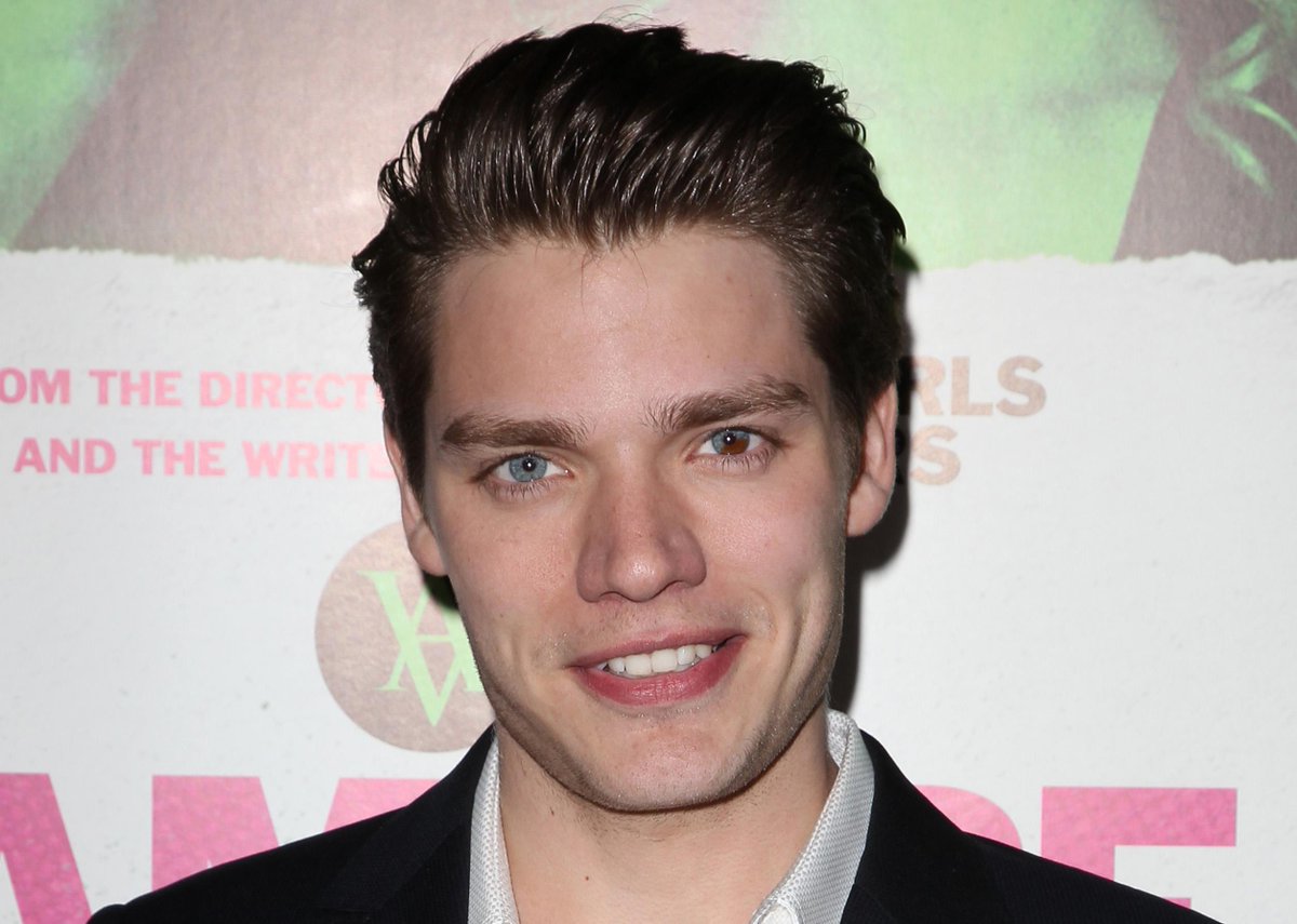 JustJared's tweet photo. Amazing news - @DomSherwood1 has just landed a huge role in an upcoming series! Get the scoop: http://t.co/C7VcPzyxAq http://t.co/dhiCba5EeL
