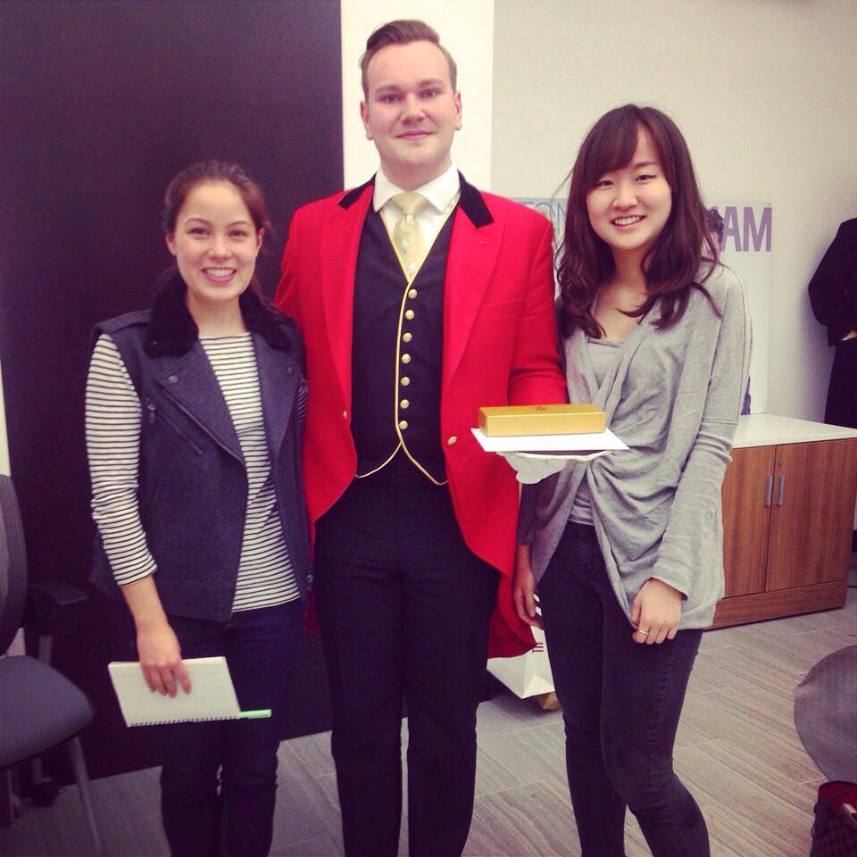 TheGoring's tweet photo. Oscar paid a visit to Niche Media to deliver a special gift to our friends in NYC. #TheUltimateService http://t.co/WakbYzTcQn