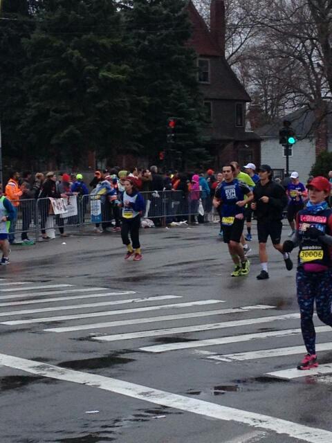 southshorehosp's tweet photo. Josh Cote prefers middle of the road as he hits the 20-mile mark at the 2015 #BostonMarathon in his #RunSSH gear! http://t.co/GlmzLZw5Jz