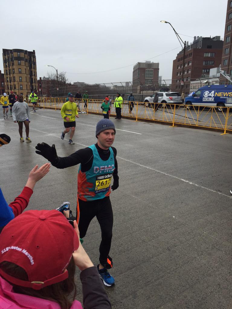 DanaFarber's tweet photo. Team #DFMC2015 runners at mile 25! Way to go team! #DFMC http://t.co/Z5ty0uDgH4