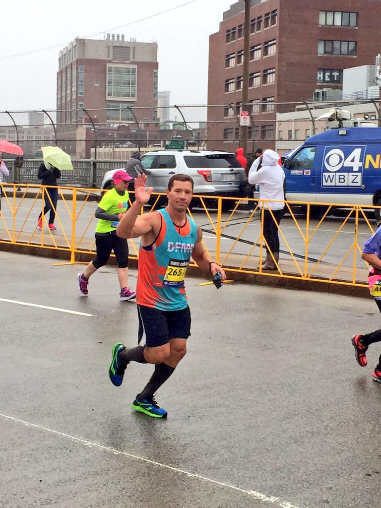 DanaFarber's tweet photo. Team #DFMC2015 runners at mile 25! Way to go team! #DFMC http://t.co/Z5ty0uDgH4