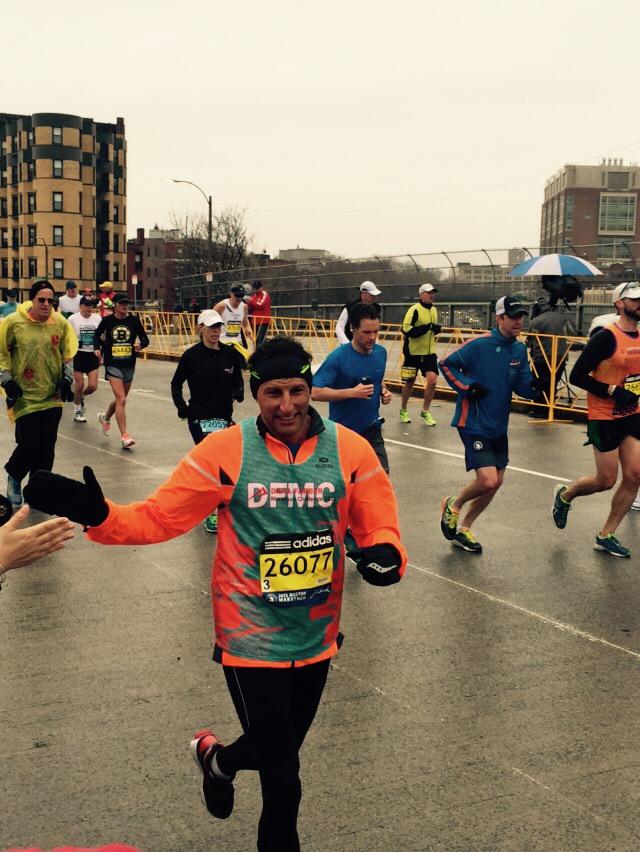 DanaFarber's tweet photo. Go team #DFMC! Just one more mile! #BostonMarathon #DFMC2015 http://t.co/qIeBra8cwU