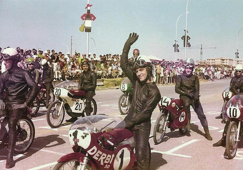 Ángel Nieto antes de una carrera por un circuito urbano en Jerez #JerezCapitalMotociclismo