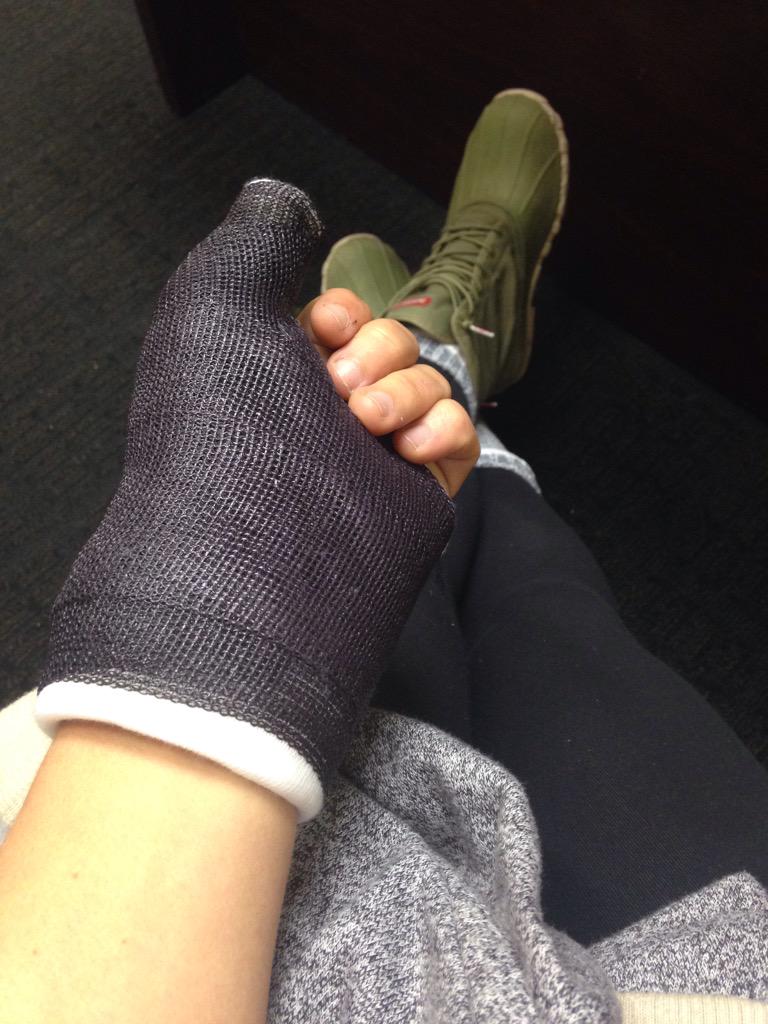 emasar3's tweet photo. When u have TWO rough weeks "in" the office ...Roomie (@CarliLloyd) u want 2 sign it 1st?! 👏 #2breaks #2games #iquit🙈 http://t.co/Imj7poyzqc