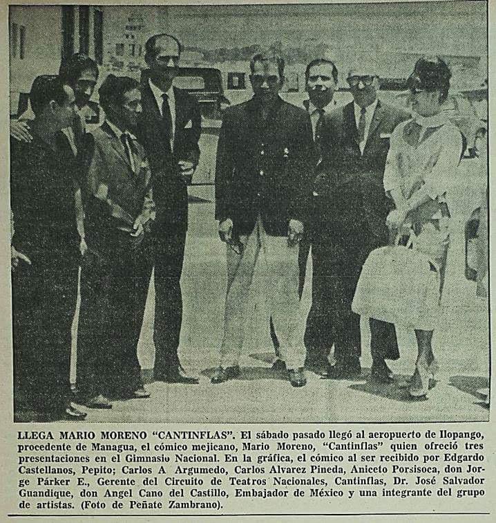 vision_coaches's tweet photo. @xluiscarlosx Mi abuelo junto a #Cantinflas cuando lo trajo a El Salvador. http://t.co/FzDQBMkkna