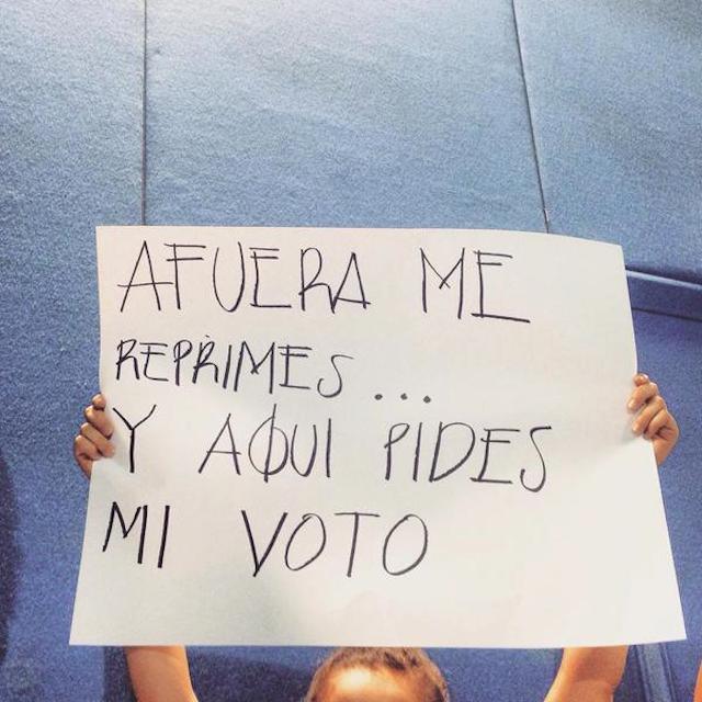 plumasatomicas's tweet photo. Estudiantes confrontan a candidatos del PRI durante evento en el ITESO http://t.co/ZfNDIBZwKu http://t.co/jb0oDLb7Gf