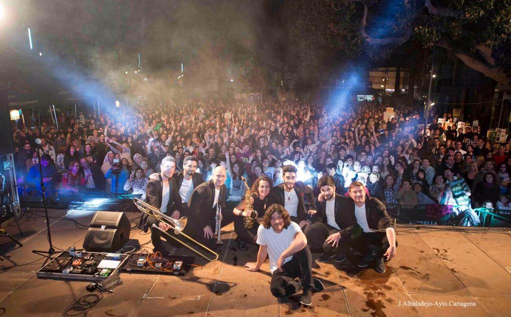 montsesax's tweet photo. Foto de familia @stolengrupo!!! #RDLF2015 #rdlf #cadena100 #cartagena #FortalezaPop http://t.co/UU8h6Oqmg5