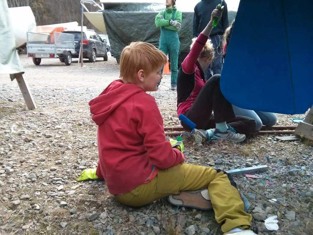 NeptunNajaderna's tweet photo. Solsken, hemgjorda hamburgare och 7 liter bottenfärg. #livet http://t.co/qAjhHsr080