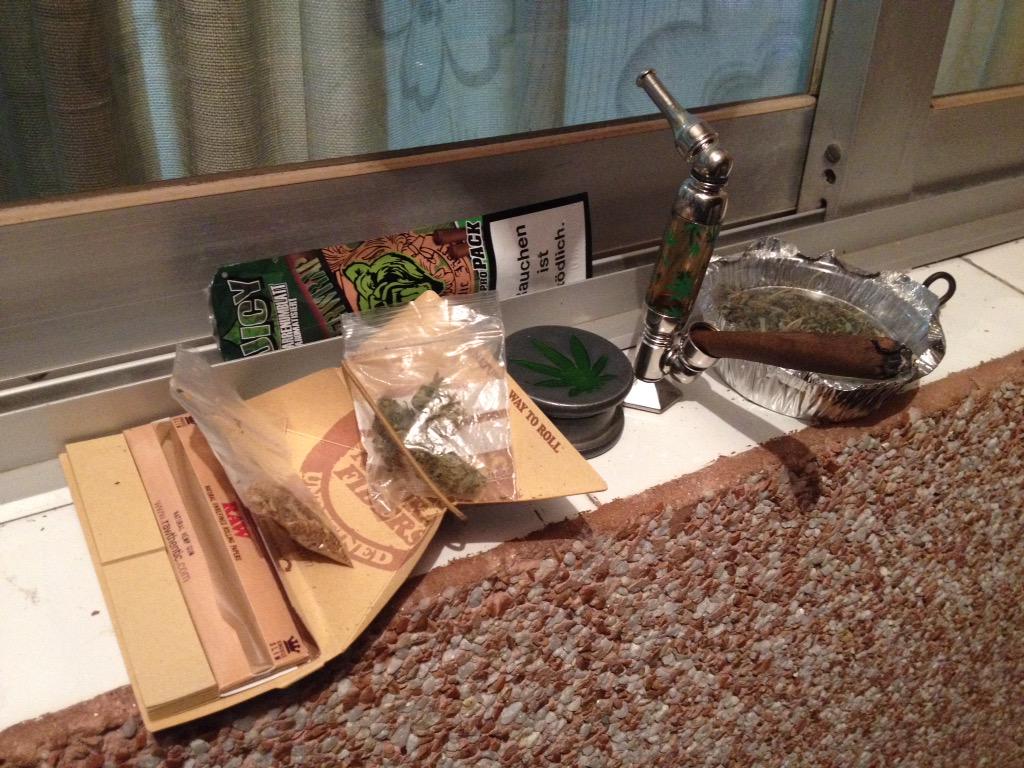 AmyYanette's tweet photo. Día 1 sin Henao. - hemos secuestrado a henao de su casa y estamos despidiendo el 4/20😍🍁💚 @Henaito_R @vulturix http://t.co/Icm1yw1vLq