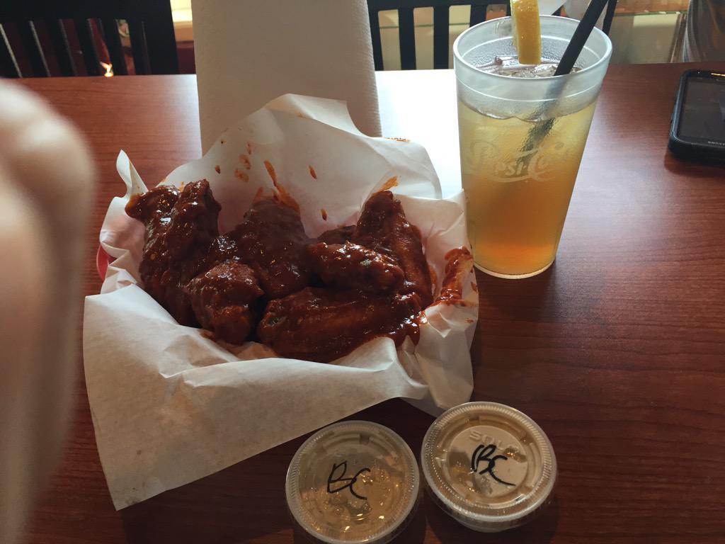 JacobWischoff's tweet photo. Them .50 cent wings from Horse & Cow Pub! #hothothot #wingerdinger #doawings http://t.co/CUoiwwybXz