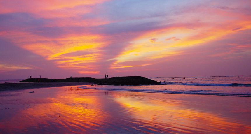ScienceNews's tweet photo. Our bodies’ internal clocks may interpret twilight’s bluish hue as a signal to get some rest: http://t.co/Rs5rTz4vhG http://t.co/8LKmwz2K5T