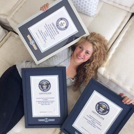 shakira's tweet photo. Acabo de recibir mis 3 @GWR récord enmarcados. Y como es lógico he decidido relajarme con ellos un rato en el sofá! http://t.co/0SEQB1aKxE