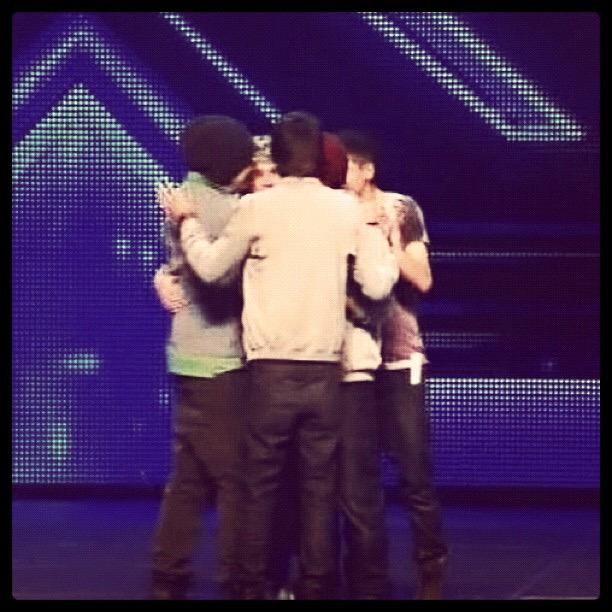 defyingbrina's tweet photo. I'll be there for them until their last hug. I'll be here, till the end. 💖

 #WeKnowWhoAreHereFor1D http://t.co/cwoAK4695J