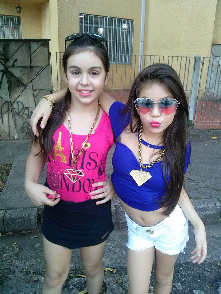 AmuhOGui's tweet photo. algem aviza pra demi lovat e selena gomes qe elas ñ sao mc bella e mc melody...kkk..para de copiar as rainhas do funk http://t.co/wTSQDGNunR
