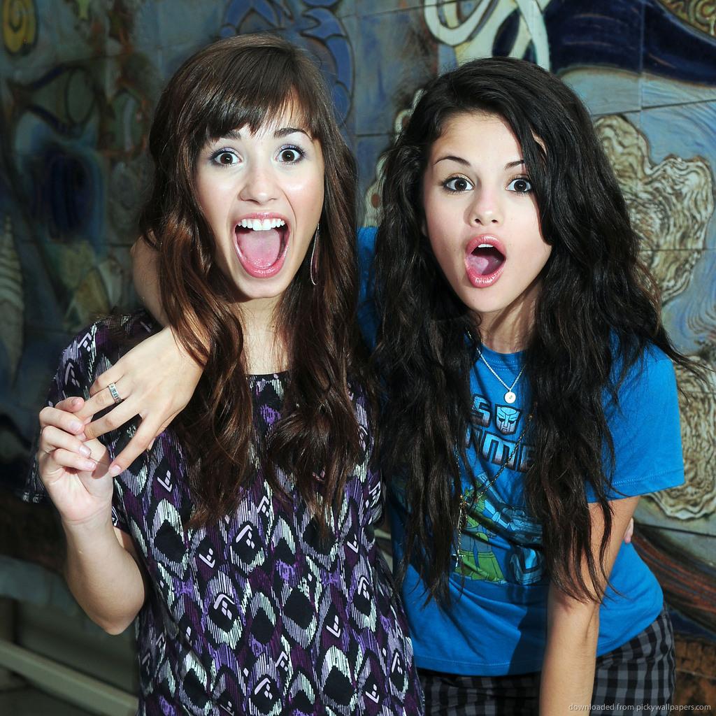 AmuhOGui's tweet photo. algem aviza pra demi lovat e selena gomes qe elas ñ sao mc bella e mc melody...kkk..para de copiar as rainhas do funk http://t.co/wTSQDGNunR