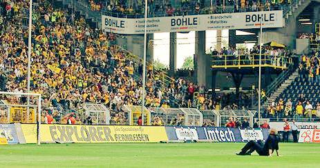 FutboolFichajes's tweet photo. ¡QUE FOTO!:
Jürgen Klopp admirando a su FIEL afición que nunca le falló. http://t.co/bRtk3hMmuM