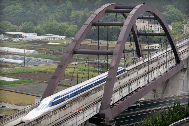 xataka's tweet photo. El tren maglev japonés vuelve a batir el record de velocidad: 603 kilómetros por hora  http://t.co/ioIFLgWHPB http://t.co/x8EKckqNGW