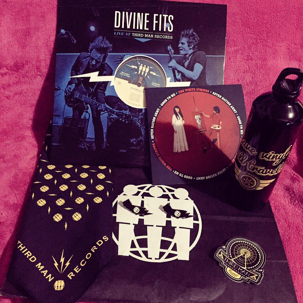 ZoGLOw's tweet photo. RRS SUCCESS... @divinefits & @whitestripesnet vinyl!!! Thanx @ThirdManRRS! #rollingrecordstore #rollinNchooglin http://t.co/0puqUp5XcU