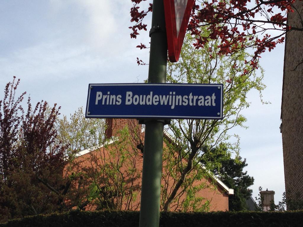 maaikesnaet's tweet photo. @Stad_Roeselare Hoe wordt het nu eigenlijk correct geschreven? Ik weet het. Jullie ook? #spellcheck http://t.co/91LdwfwvtB