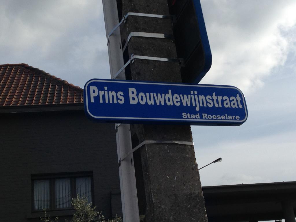 maaikesnaet's tweet photo. @Stad_Roeselare Hoe wordt het nu eigenlijk correct geschreven? Ik weet het. Jullie ook? #spellcheck http://t.co/91LdwfwvtB