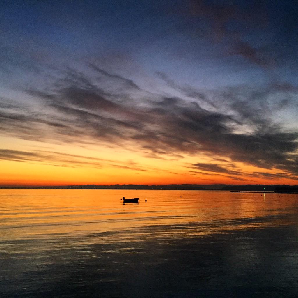ortiztomas's tweet photo. Impresionante amanecer hoy en la bahía de #Santander http://t.co/XwUzLgmhVI
