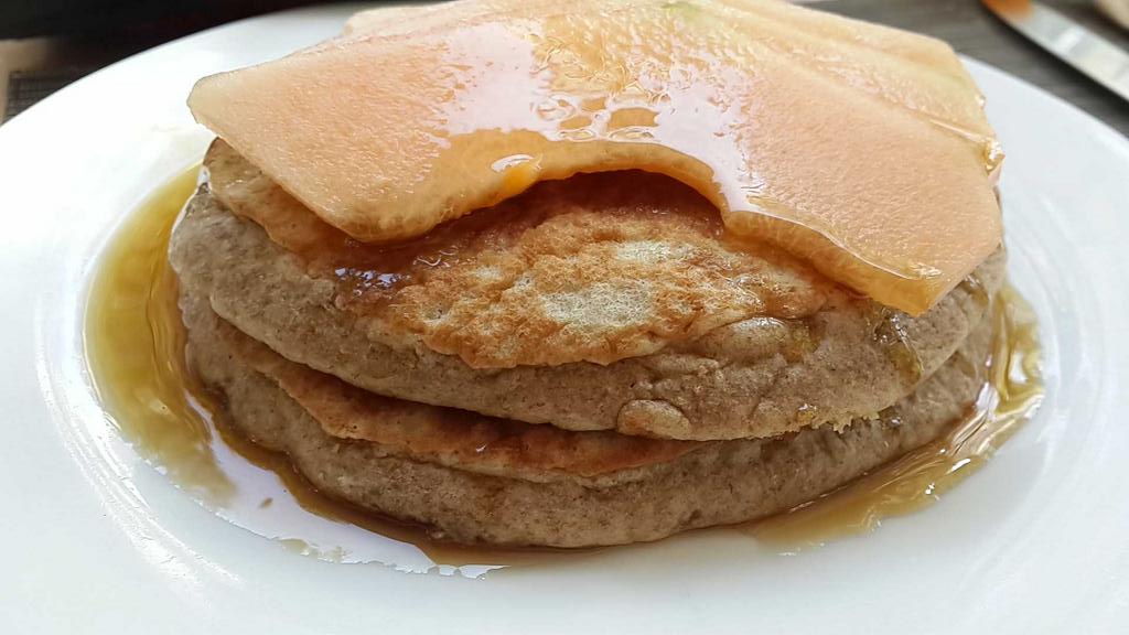 Esponjosos hot cakes integrales con mermeladas orgánicas y artesanales de <a href="/Origenesorganic/">Origenes</a> en <a href="/ColoniasCondesa/">Ⓩona Ⓒondesa CDMX</a>