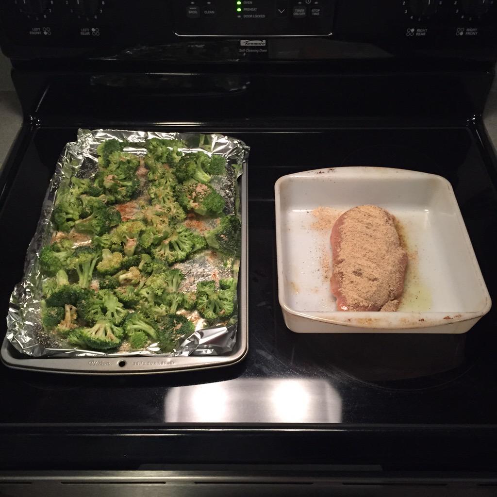 TIUNikkiD's tweet photo. Clean, lean, and green dinner 💚 #ToneItUp #BikiniSeries #5DSD http://t.co/m8zksWsbGD