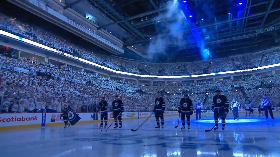 TVASports's tweet photo. VIDÉO | Ce qui s'est produit avant le match des #Jets sur nos ondes est HALLUCINANT: http://t.co/nzRMLoaW9R #Whiteout http://t.co/mIMfggrl6Z