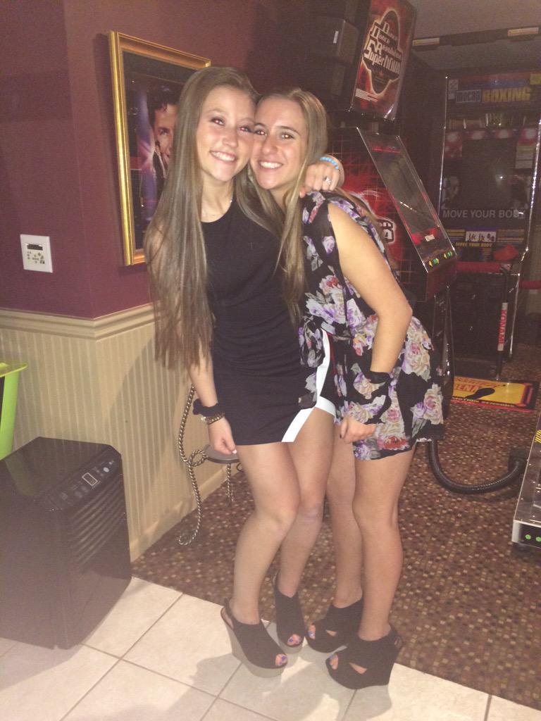 mollybreslow's tweet photo. A big happy birthday to the cutest girl around!! Love you lots😍😍  @mschlesingerr http://t.co/T8t1jgTymE