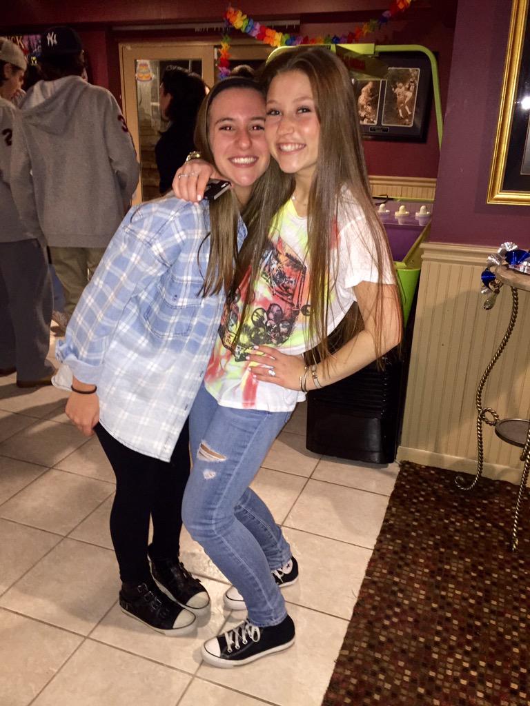 mollybreslow's tweet photo. A big happy birthday to the cutest girl around!! Love you lots😍😍  @mschlesingerr http://t.co/T8t1jgTymE