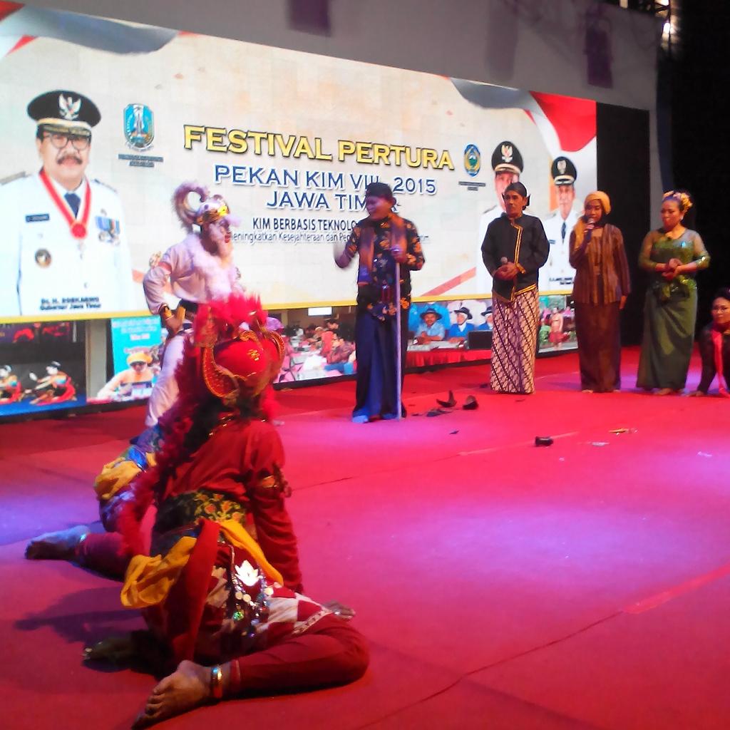 InsanCakap's tweet photo. Bnyak Cara menyampaikan informasi, salah satunya dgn pertunjukan rakyat #FestivalPertura #pekanKIM #rtik #nganjuk http://t.co/75mMioas6K