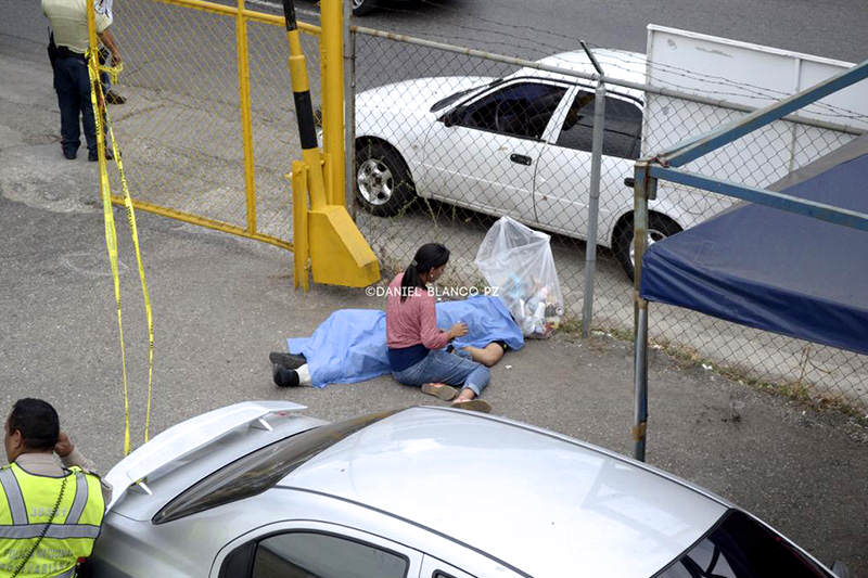 maduradascom's tweet photo. ¡DESGARRADOR! Asesinan a militar en atraco mientras defendía a esposa embarazada (+Foto http://t.co/DbhRWIsfV7 http://t.co/7CGltK3xN1