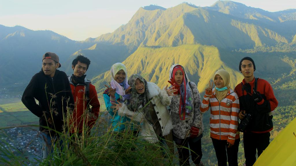 malafittria's tweet photo. #bukitpergasingan #sembalun #lombokituindah 😍😍😍 http://t.co/T35Ug8Hn4q