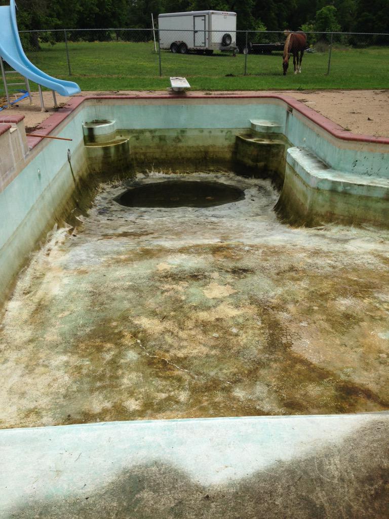 MaroonPoolsCo's tweet image. Drain and clean job! #replaster #20yrsold #bcs