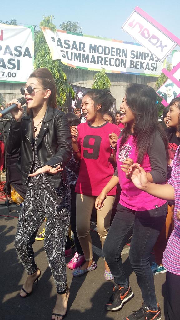YasaminjasemFC's tweet photo. Pecahhh #ngeinbox pgi ini apa lgi Ernegi my lovely SHAE full binggow
#Akusukakamu #sayang thx for all #sobatshae http://t.co/GGBhtVLJV1