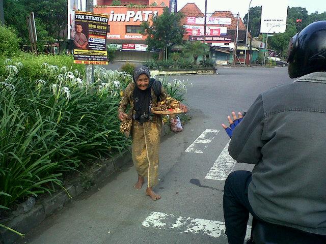 AgendaSOLO's tweet photo. Slh 1 KARTINI Solo yg gigih berjuang menja2kan dagangnya di sktar proliman banjarsari,pernh liht kn? @icezsyalinbejo http://t.co/AOe0E4JSO0
