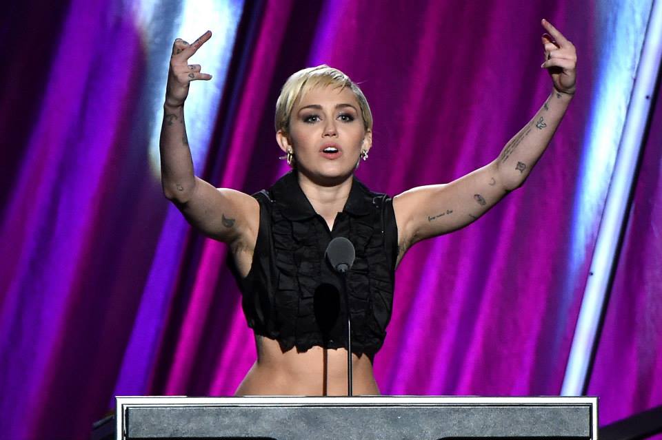 Smilerr23's tweet photo. Imágenes de Miley durante el show de la Annual Rock And Roll Hall Of Fame Induction Ceremony. http://t.co/Ge14yI5KNf