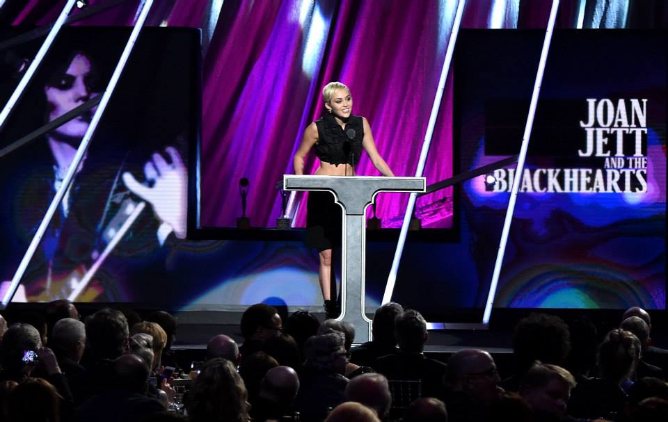Smilerr23's tweet photo. Imágenes de Miley durante el show de la Annual Rock And Roll Hall Of Fame Induction Ceremony. http://t.co/Ge14yI5KNf