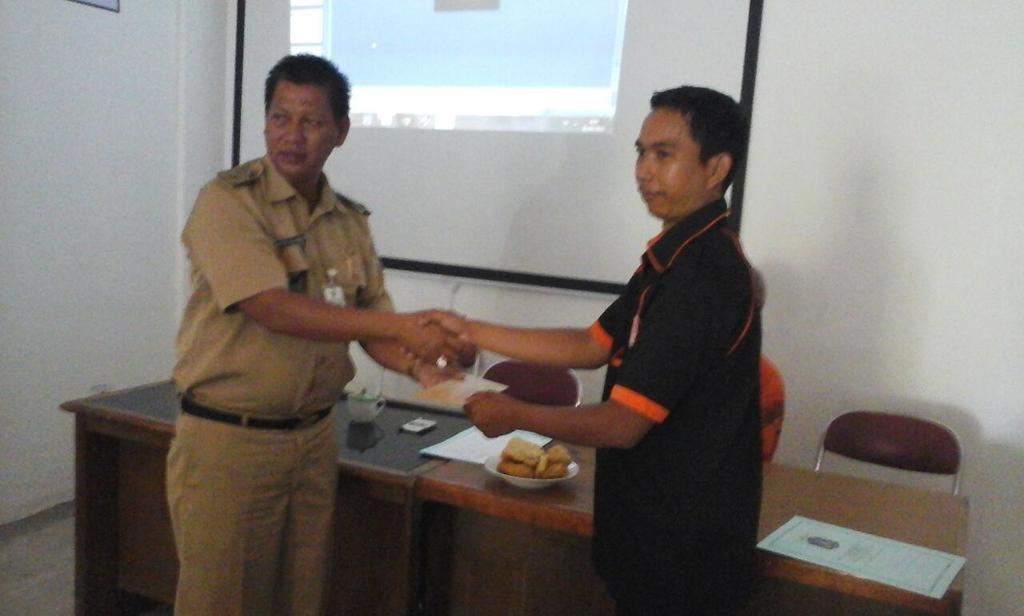 Penyerahan surat penghargaan dari Pengelola Kawasan Konservasi Hutan Mangrove kpd GAFATAR DPC Penjaringan (21/04)