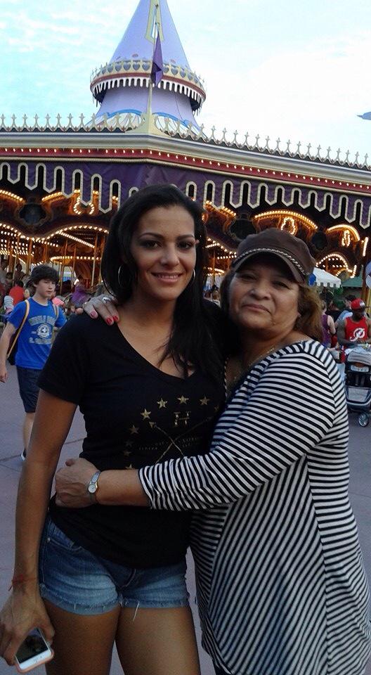 NBLCentroameric's tweet photo. Hermosas Nathalia y su abuelita! http://t.co/JLFFa86QST