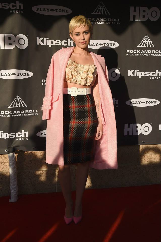 Smilerr23's tweet photo. Miley durante la red carpet de su llegada a la Annual Rock And Roll Hall Of Fame Induction Ceremony. http://t.co/TPgPSKwYH0